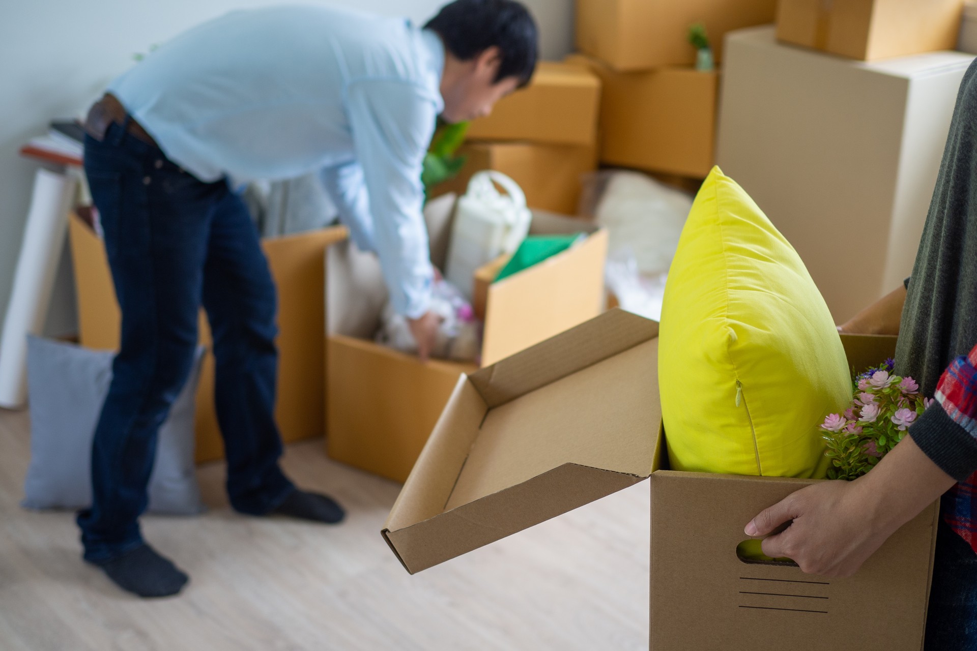 woman is carrying the box for personal items. prepare to move to a new home.